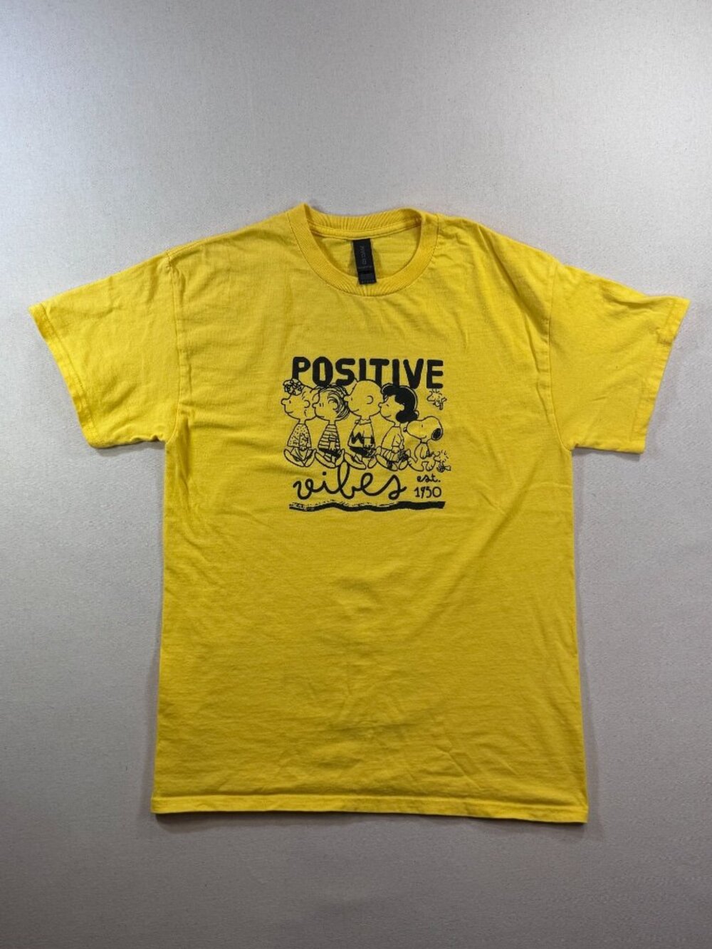 HK81 - Peanuts Snoopy Charlie Brown Positive Vibes T Shirt M Yellow Gildan Cotto
